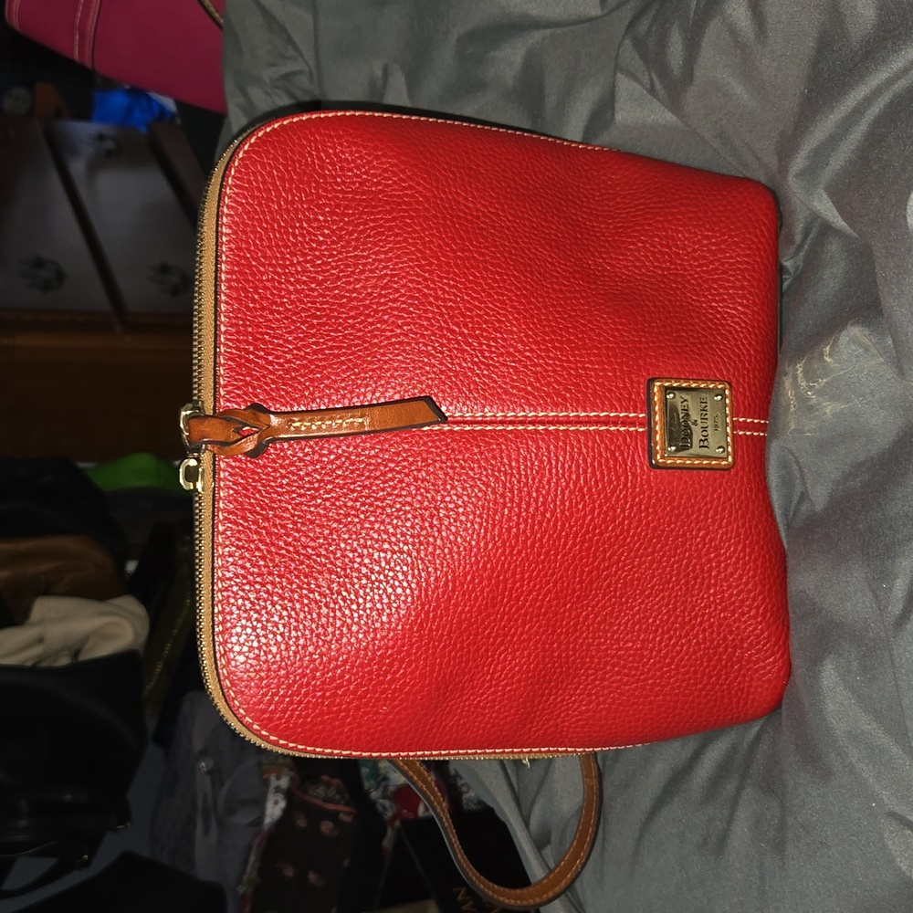 Dooney and Bourke dome bag missing 1 zipper pull EUC